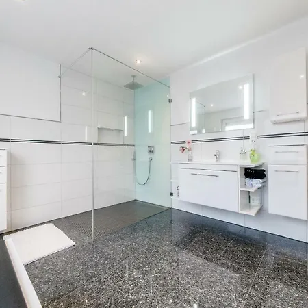 6815 Privat With Own Bath